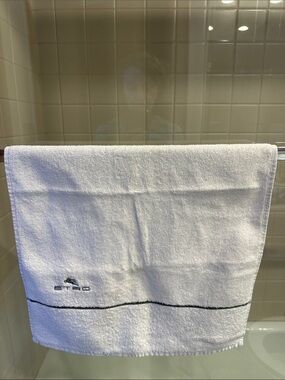 Etro vintage White Embroidered Towel with Contrast Stripe
Face/ hands